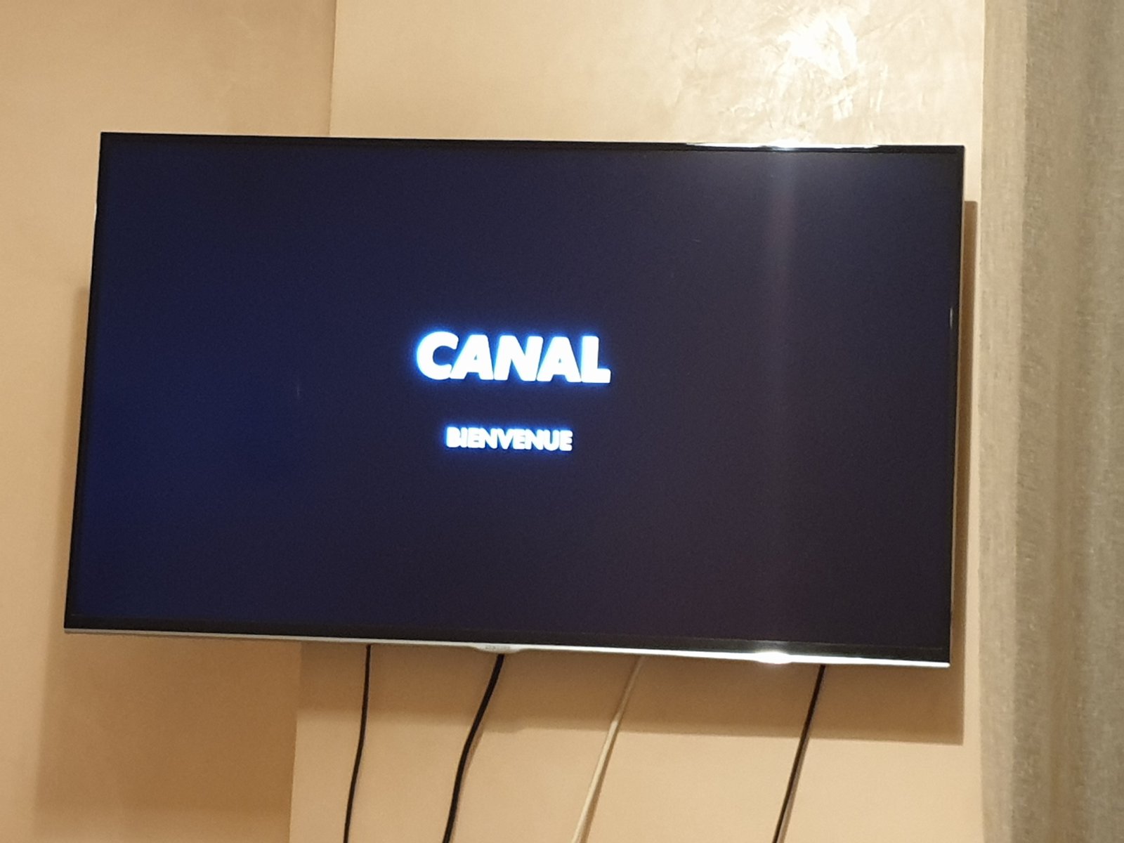 Decodeur Canal Plus Bloqué Sur L'heure Le décodeur reste bloqué sur l'heure et la télé Canal Bienvenue - Avec